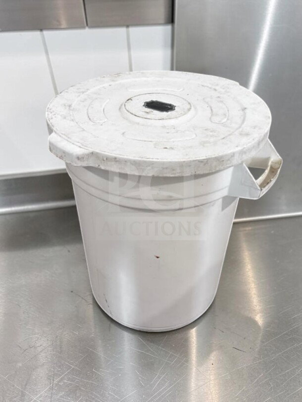 32-gallon round commercial trash can with lid in like-new condition, heavy-duty, NSF/USDA style, ready for use.