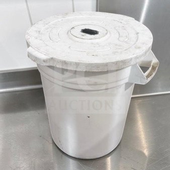32-gallon round commercial trash can with lid in like-new condition, heavy-duty, NSF/USDA style, ready for use.