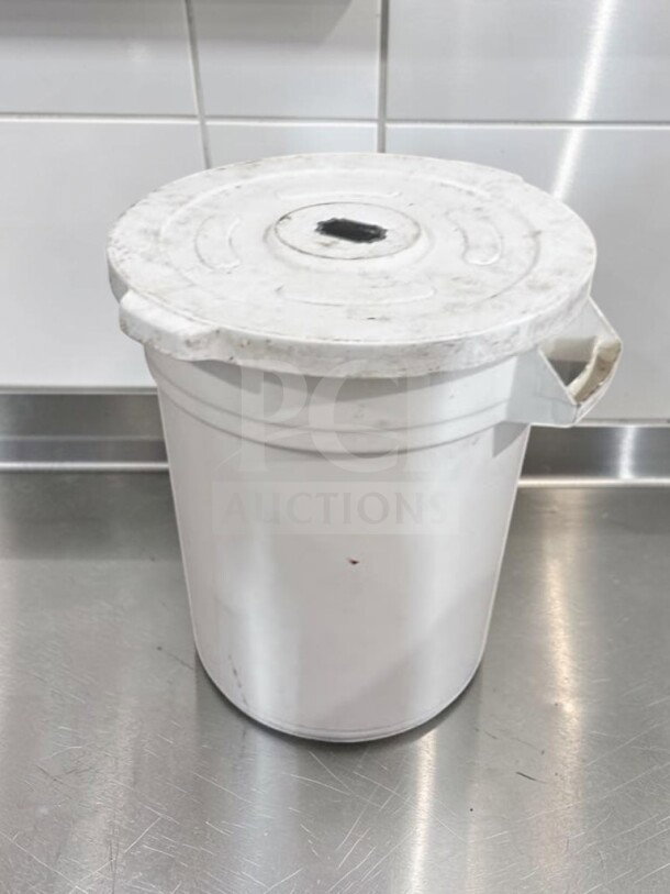 Like-new 32-gallon commercial trash can with lid, heavy-duty, ready-to-use, NSF/USDA style, model GEN-S-CAN-1103.
