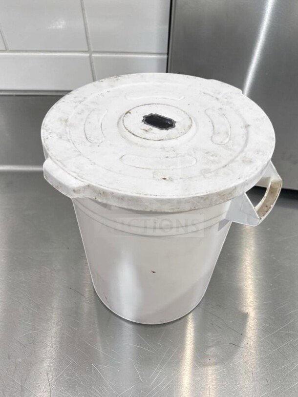 32-gallon round trash can with lid, like-new, heavy-duty foodservice, NSF/USDA style, ready for use. Model: GEN-S-CAN-1103.