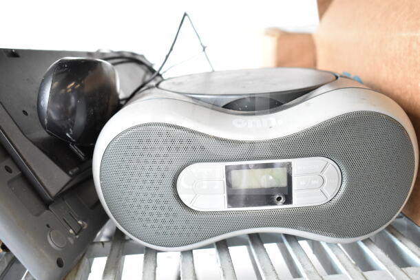 15 auction items including Sensormatic AMB-9010-IPS, keyboards, and Sensormatic ZBSMPCPEF shown. Items vary in condition.
