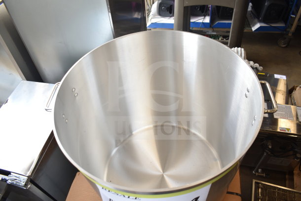 BRAND NEW SCRATCH AND DENT Choice 471SP160QTHD 160 Qt. Heavy Weight Aluminum Stock Pot with minor scratches.