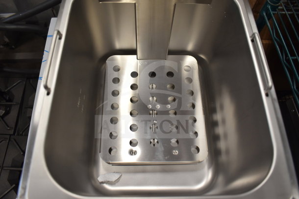 BRAND NEW Vollrath FFA8020 countertop single bay fryer, 120V, 1 phase; slight scratch and dent. Stainless steel interior.