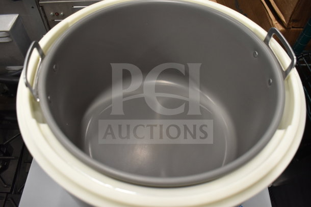 BRAND NEW 2025 RiceMaster Town 56916W 72 Cup Rice Warmer, Woodgrain Finish, 120V, 1 Phase, Scratch and Dent.
