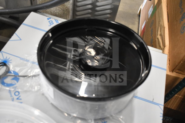 BRAND NEW SCRATCH AND DENT Aroma AFS-188 5 Quart Food Steamer, black lid, 120 Volts, 1 Phase. Visible packaging.