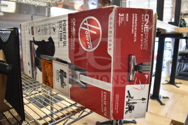 BRAND NEW Hoover ONEPWR Evolve Pet BH53422V cordless vacuum, 4.0 Ah battery, charger, box shows minor wear.