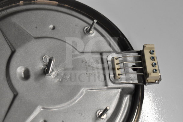 "Vollrath XSTA0001 Stove Element 240V, new with minor scratches; features wiring and voltage markings."