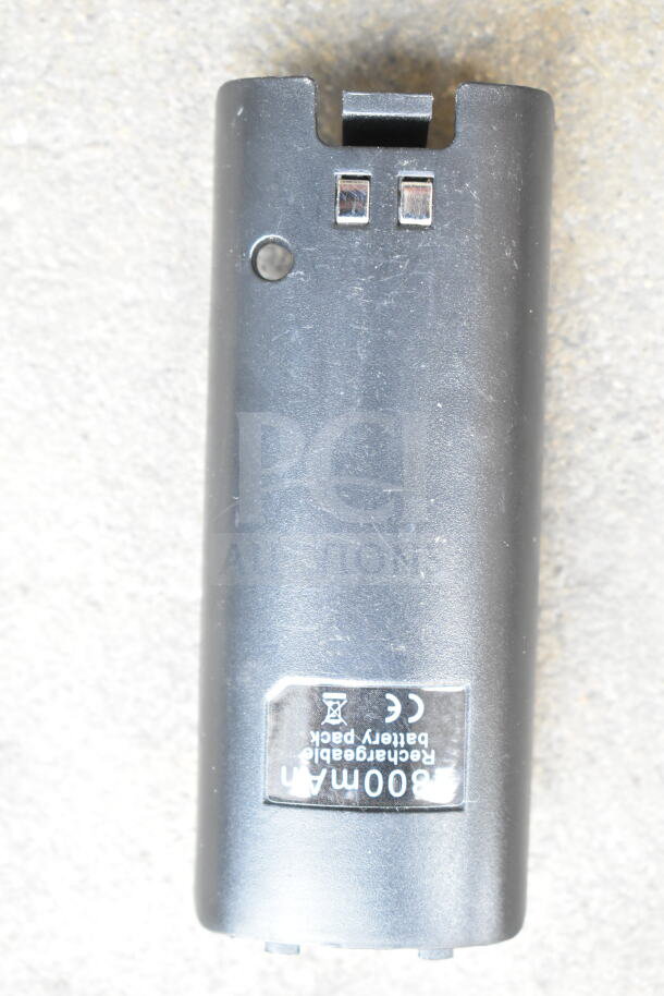Rechargable battery pack labeled 2800mAh; part of auction lot with 9 various Nintendo Wii items. Marking indicates CE compliance.