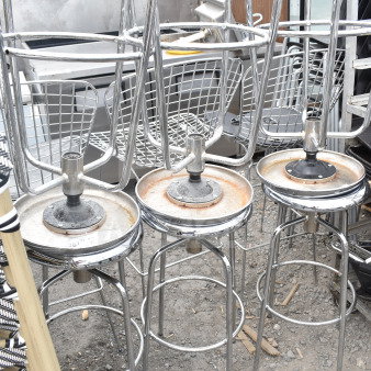 6 metal stools with chrome frames, circular bases, and wire backrests. Slight rust on seat bases. Auction lot of 6.