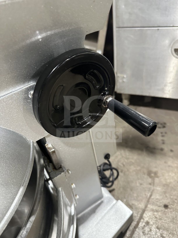 Vevor 30Qt commercial mixer, Model B30BT, with stainless steel bowl, 3-speed, electric, 110V, 1-phase, pristine condition.