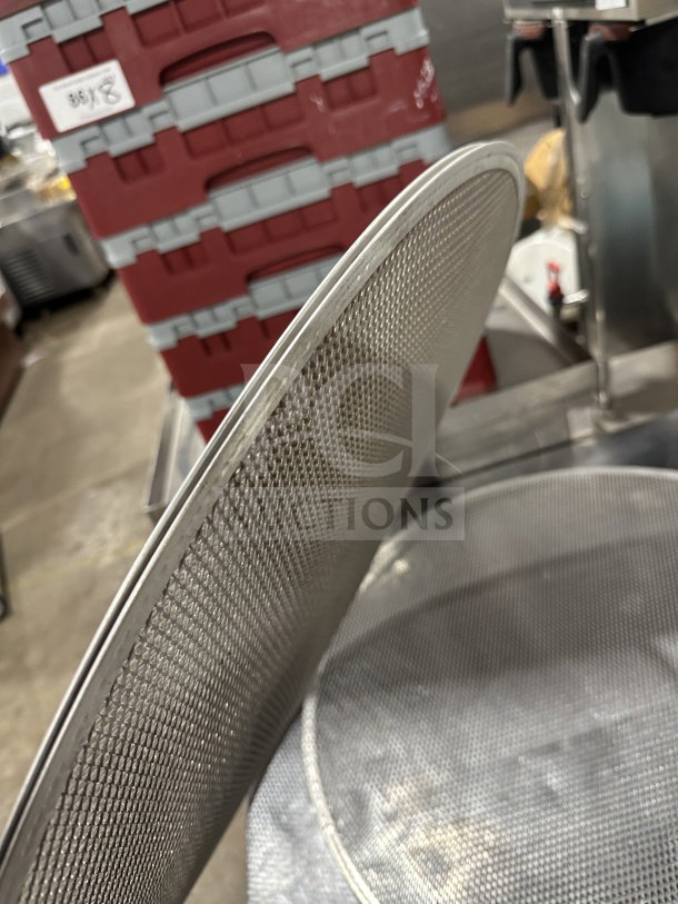 Round aluminum pizza baking screen, commercial grade, mesh design, excellent condition, enhances airflow for crispy crust.