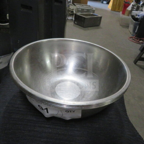 10-inch stainless steel mixing bowl, model 2XBID, in good condition. Features a broad rim and visible label with "QTY 1."