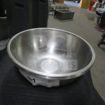 10-inch stainless steel mixing bowl, model 2XBID, in good condition. Features a broad rim and visible label with "QTY 1."