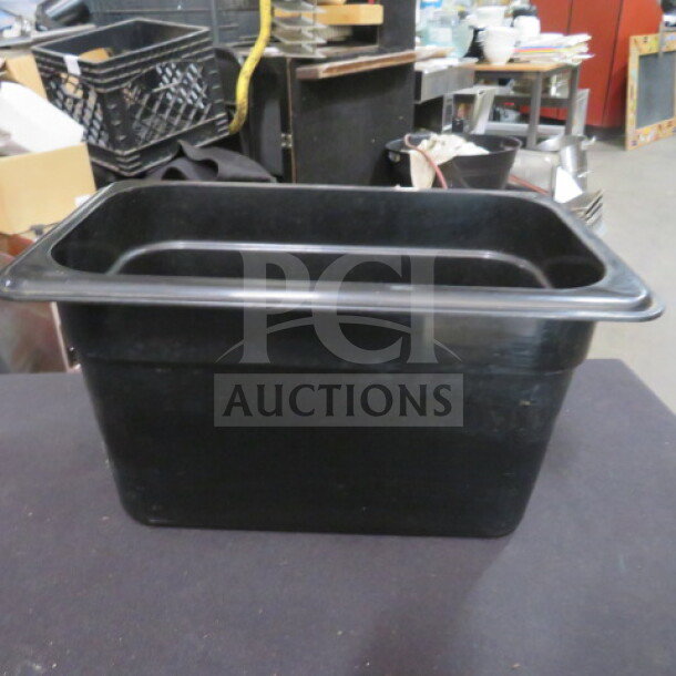 1/4 Size 6 Inch Deep Black Food Storage Container, used condition, ideal for commercial kitchen use. Model: 2XBID.