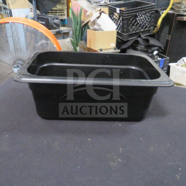 1/4 Size 4 Inch Deep Black Food Storage Container. Used condition, durable plastic. Ideal for catering or restaurant use.