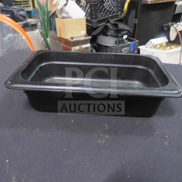 1/4 Size 2.5 Inch Deep Black Food Storage Container, durable plastic, good condition, ideal for kitchen or catering use.