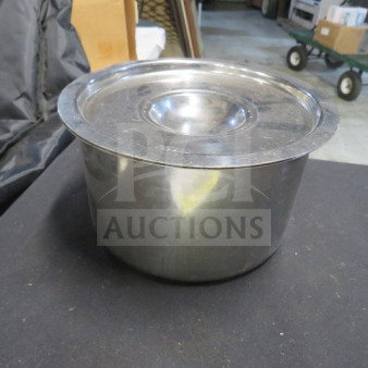 Stainless steel crock with lid, model 4XBID. Features a smooth finish. In good condition, ideal for kitchen use.