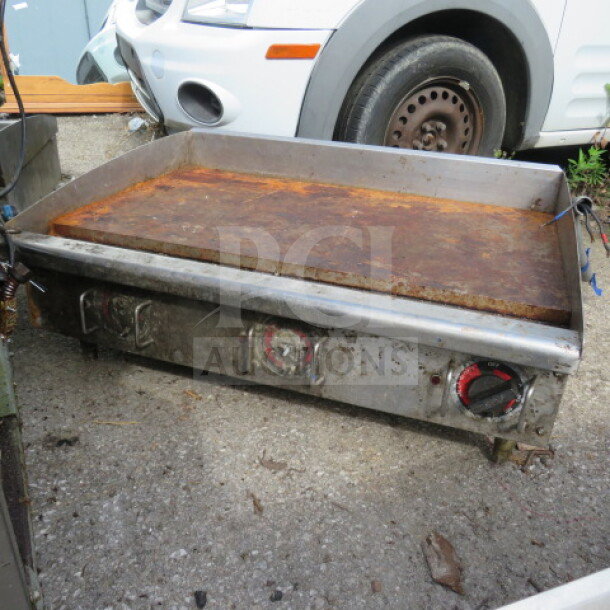 Star electric 36-inch thermostatic griddle, showing signs of rust. Dimensions: 36x27x15 inches. 208-240 volt.