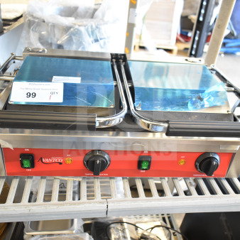 BRAND NEW SCRATCH AND DENT! 2025 Avantco 177PG400S Commercial Dual Panini Sandwich Grill with Smooth Plates and 19 5/8" x 9 1/8" Cooking Surface - 120 Volts, 1 Phase.