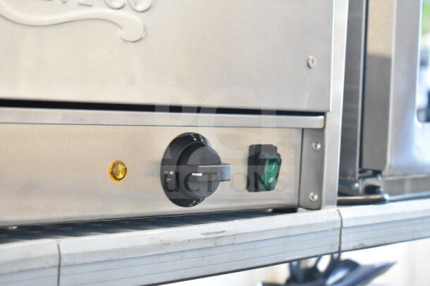 Stainless steel Avantco 177BW32 bun warmer, 32 capacity, scratch and dent condition, 120V, 1 phase, control panel view.