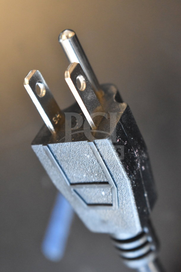 Close-up image of a plug from the Avantco 360SC80 countertop merchandiser refrigerator, 115 volts, 1 phase.