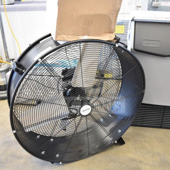 BRAND NEW SCRATCH AND DENT! Boltic 73AVF30MC 30" Black Powder-Coat 3-Speed Portable Direct-Drive Drum Fan - 9,250 CFM, 120V, 1 Phase, 2/5 hp
