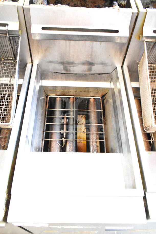 Vulcan commercial gas fryer with 2 baskets. Stainless steel, floor model, significant wear. Ideal for heavy-duty use.