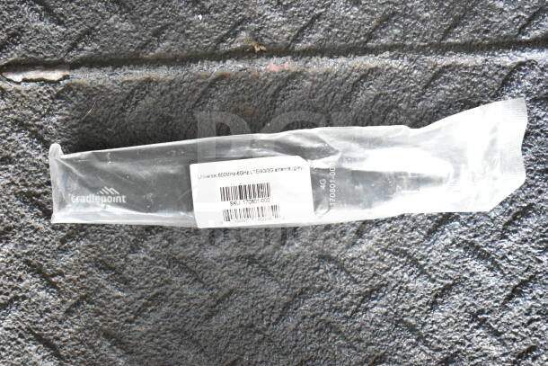 Universal 600MHz-6GHz LTE/4G/3G antenna in packaging, SKU 170801-000, by Cradlepoint.