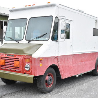 1993 GMC Step Van, model Grumman, VIN 1GDHP32K7R3500033, white and red exterior, fair condition.
