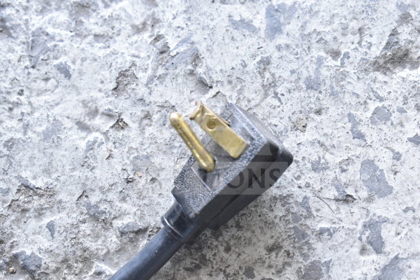 Power cord plug for the 2022 True T-35-HC Cooler. 115 volts, 1 phase; durable, gold-toned prongs.
