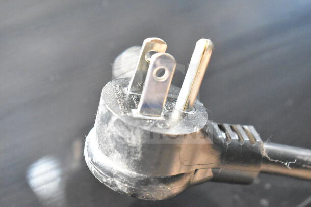 2019 True GDM-49-HC cooler power plug, 115V, 1 Phase. Close-up view of plug prongs and wire details.