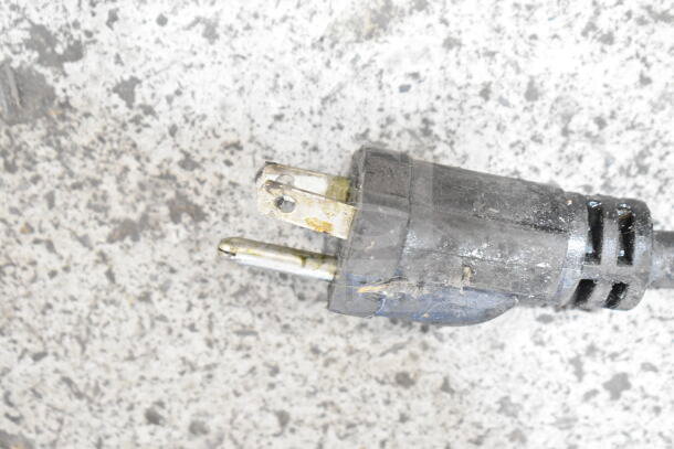 Vulcan 1ERD50 fryer plug, 480V, 3-phase, minor wear, essential for commercial kitchen setup.