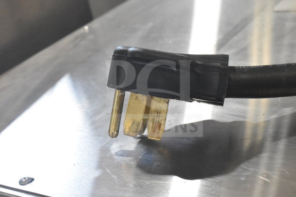 2020 Bunn ICB TWIN SH double coffee machine power plug, 120/240 Volts, 1 Phase. Close-up on prongs and cord.