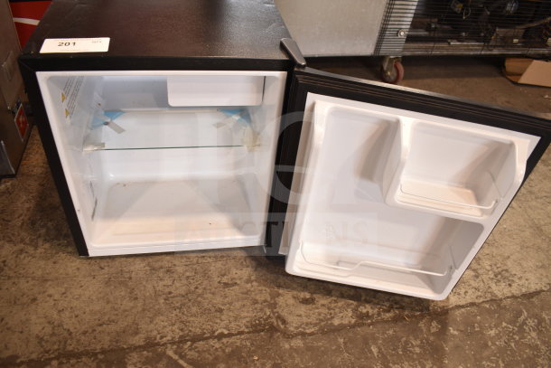 Hisense 32KHS310986 Mini Cooler, 115V. Open door showing interior shelves, in good condition, auction label visible.