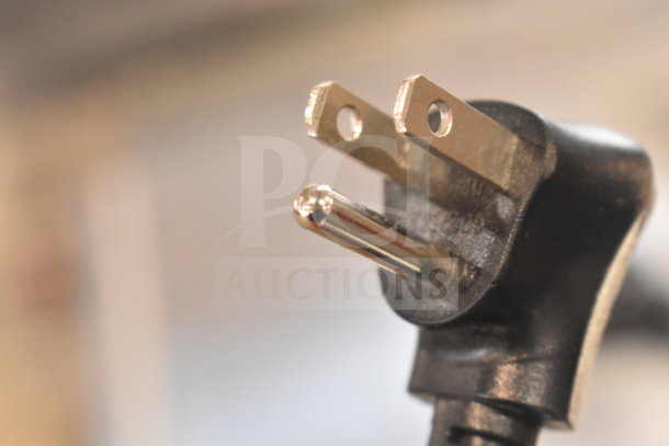 Close-up of a Hisense 32KHS310986 Mini Cooler power plug, 115 volts, 1 phase.
