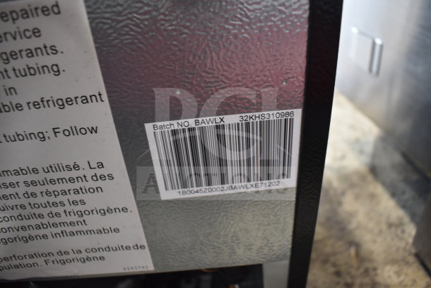 Hisense 32KHS310986 Mini Cooler, 115V, 1 Phase. Close-up of the model number and batch label, indicating BAWLX.