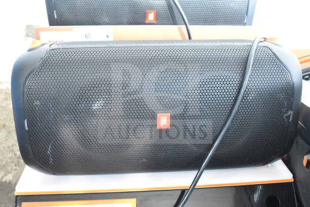 JBL speaker display with three units, featuring black grille and logo. Slight wear visible, perfect for tech enthusiasts.