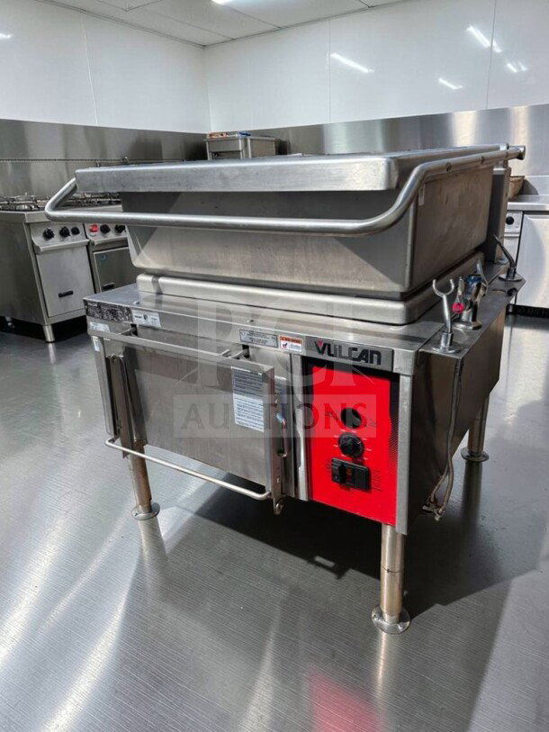Vulcan VG30-NAT 30-gallon gas tilt skillet, 90,000 BTU, stainless steel, excellent condition, tested and operational.