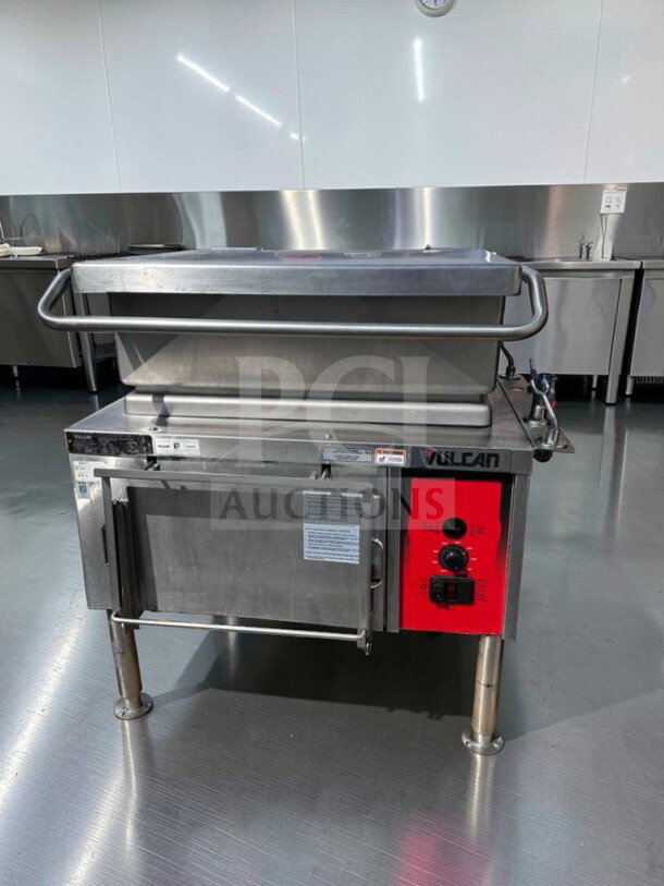 Vulcan VG30-NAT 30 Gallon Gas Tilt Skillet in outstanding condition, 90,000 BTU, natural gas, fully tested, red control panel.