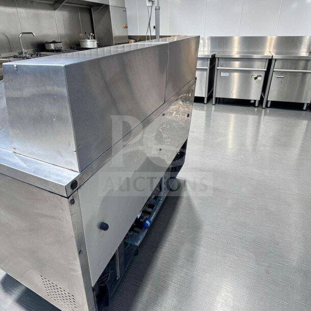 True TSSU-60-24M-B-ST-HC Mega Top Sandwich Prep Table, stainless steel, 60", 2-door, fully tested, excellent condition.