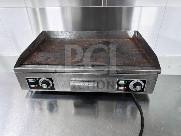 EG-820 commercial electric griddle, 3000W, 54x30 cm cast iron. Stainless steel body, fully tested, operational condition.