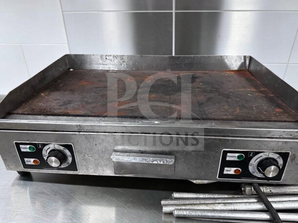 EG-820 commercial electric griddle with 54 × 30 cm cast iron plate, stainless steel, tested, operational, dual controls.