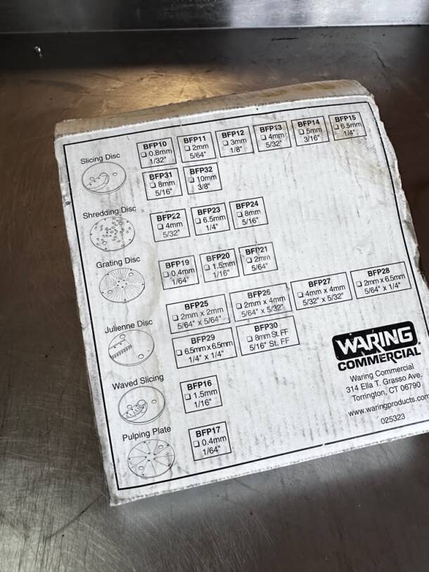 Waring BFP13 5/32” slicing plate in pristine condition, new and ready for use. Box displays Waring branding and disc specifications.