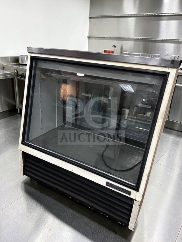 True TSID-48-2 refrigerated deli display case, 48” curved glass, excellent condition, NSF listed, fully tested operational.