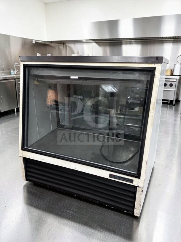 True TSID-48-2 deli display case, 48" curved glass, remarkable condition, NSF listed, fully tested, operational.