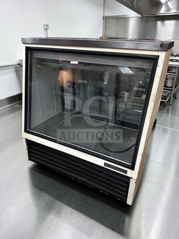 True TSID-48-2 curved glass refrigerated deli display case, 48", excellent condition, NSF listed, fully tested.