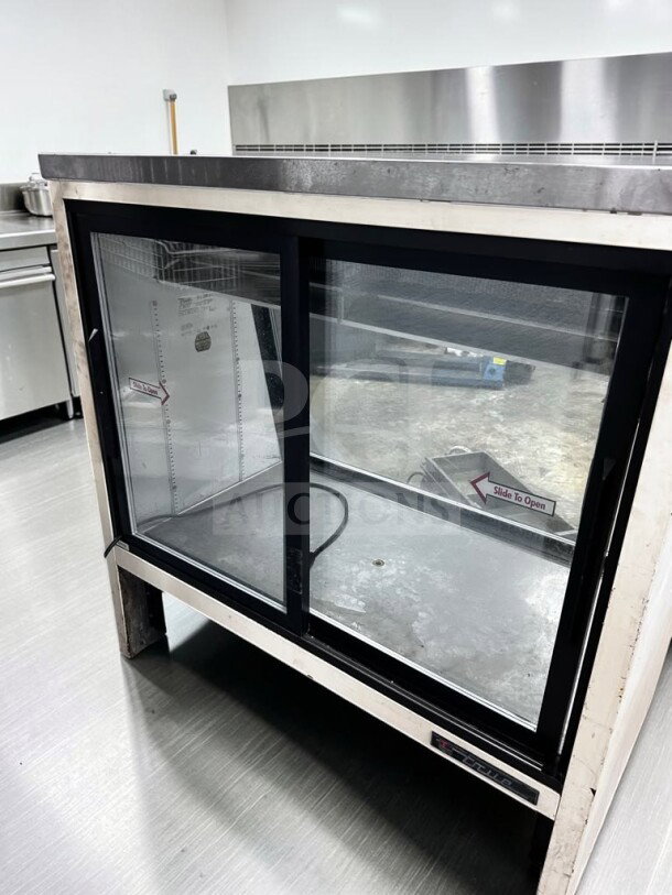 True TSID-48-2 refrigerated deli display case, 48" curved glass, NSF listed, excellent condition, fully operational.