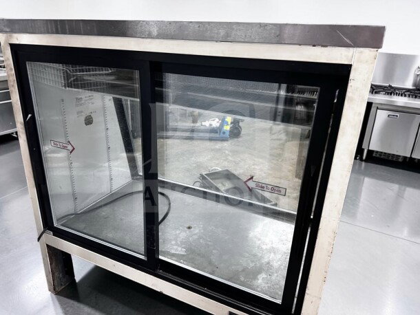 True TSID-48-2 refrigerated deli display case, curved glass, 48”, excellent condition, NSF listed, fully tested, operational.