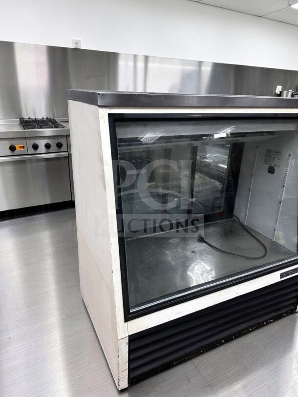 True TSID-48-2 refrigerated deli case, 48" curved glass, excellent condition, NSF listed, fully operational.