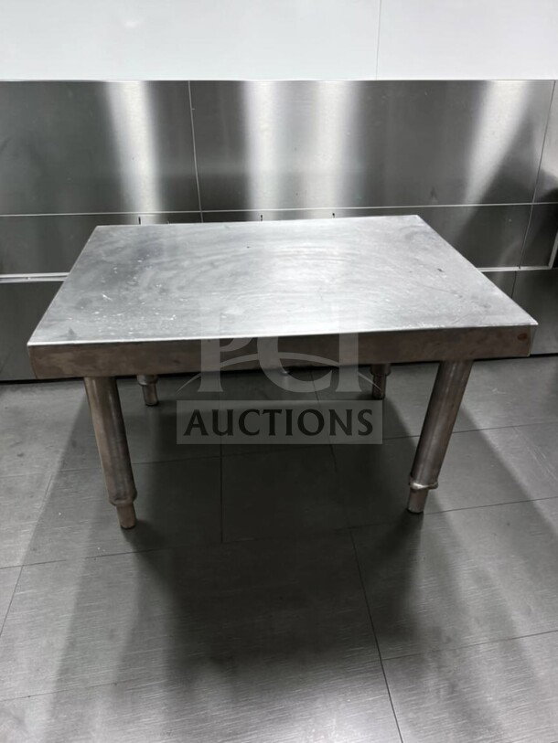 Heavy duty stainless steel commercial equipment stand, 24”x18”x15”, in top-tier condition. Ideal for heavy-duty use.
